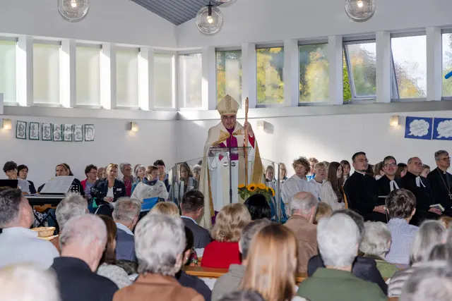 Startfest. Am 12. Oktober 2025 wurde in Graz-Puntigam mit Bischof Wilhelm Krautwaschl ein Gottesdienst zum SR-Startfest gefeiert, musikalisch gestaltet von einem SR-Spontanchor unter der Leitung von Suyoung Ham. „Lieben Sie bitte die Pfarre Ihres Nächsten, die Kirche Ihrer Nächsten wie Ihre eigene!“, bat der Bischof.  | Foto: I. Velchev