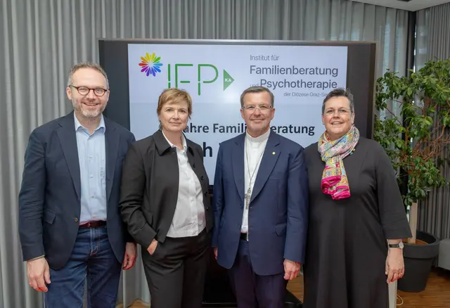 50-Jahr-Feier des IFP (v. l.): Festredner Ralf Lutz, IFP-Leiterin Christiane Sprung-Zarfl, Weihbischof Johannes Freitag und KA-Generalsekretärin Anna Hollwöger in Graz.  | Foto: Velchev