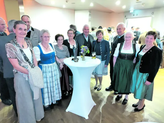 Maria Wagner (4. v. r.) mit Engagierten des Besuchsdienstes.  | Foto: zVg