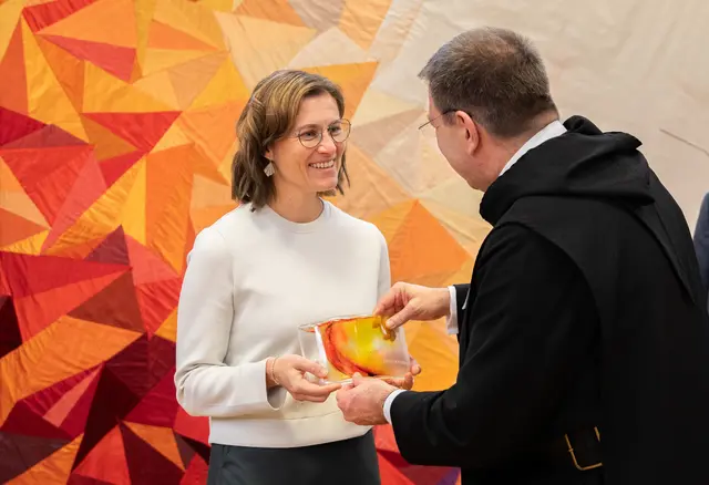 Die Glasskulptur des „Preises der Orden“, gestaltet von Bruder Thomas Hessler OSB und den Glaswerkstätten Schlierbach, bei der Verleihung im Jahr 2024. | Foto: ÖOK/emw