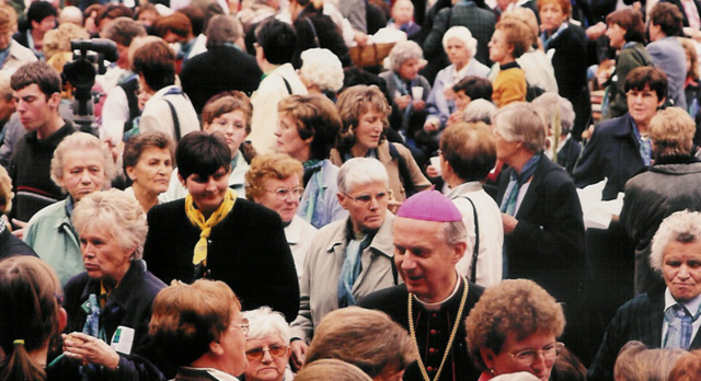 Bei der 50-Jahr-Feier der kfb Steiermark im Herbst 2001 am Grazer Freiheitsplatz mit Bischof Egon Kapellari (Bild Mitte).  | Foto: Archiv