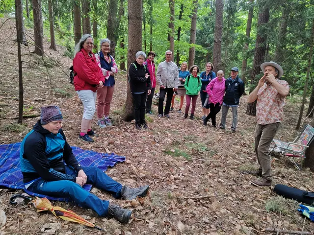Eine Portion Extraspannung gab es beim Erzählkunstwanderweg im Alpengarten Rannach. Die TeilnehmerInnen wurden von einem heraufziehenden Gewitter überrascht, kamen allerdings rechtzeitig und trocken im Gasthaus unter und lauschten dort gebannt den Erzählungen von Frederik Mellak (r.).    | Foto: Knabl