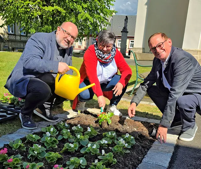 Das Seelsorgeraum-Führungsteam im SR Oberes Feistritztal besteht aus (v. l.) Pfarrer Martin Waltersdorfer als Leiter des Seelsorgeraums, Anita Fenz als Handlungsbevollmächtigter für Pastoral und Franz Hinterleitner als Handlungsbevollmächtigtem für Verwaltung. | Foto: Spandl