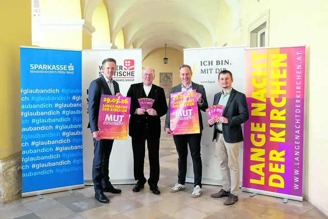 Bischof Alois Schwarz präsentierte mit Andreas Steinmetz, Leiter der Abteilung Pfarren &amp; Lebenswelten (re.), mit den Sponsoren Stefan Schmuckenschlager von der NÖ Landesdirektion der Wiener Städtischen (li.) und Florian Haiderer (2. v. re.) von der Sparkasse NÖ Mitte West das Programm der Langen Nacht der Kirchen.   | Foto: Diözese St. Pölten