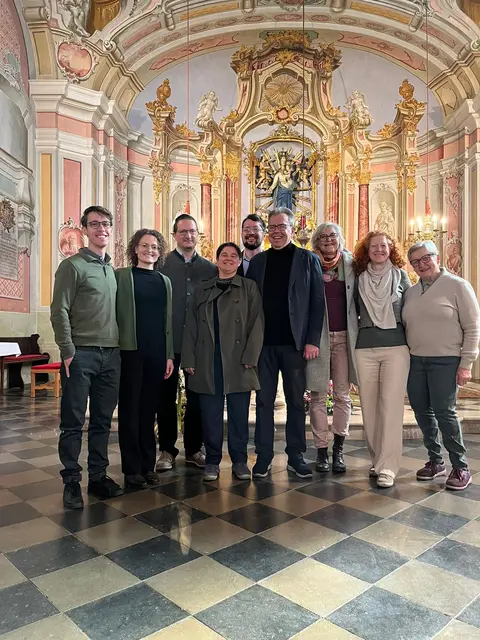 Die Absolventen (v. r.) Maria Neumann (SR Voitsberg) Bernadette Ruffeis (Pfarre Thal), Gertrud Berger (SR Oberes Ennstal), Thomas Murg (SR Graz-Mitte), Peter Fellner (SR Hügelland-Schöcklland), Esther Murg (SR Graz-Mitte) und Anton Fritz (SR Oberes Mürztal) mit Sonja und Michael Schadler. | Foto: privat