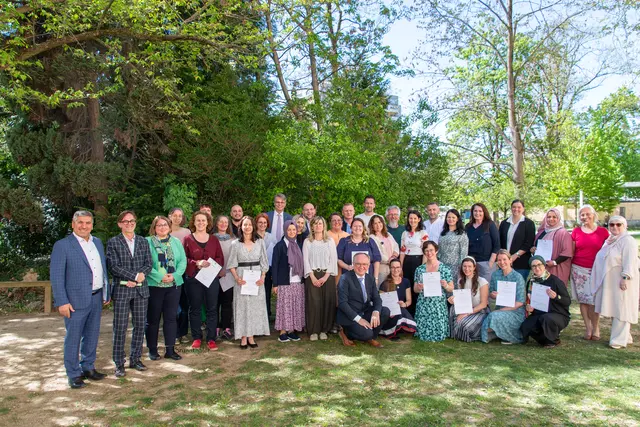 27 römisch-katholische, evangelische und muslimische LehrerInnen haben die Fortbildungsreihe erfolgreich abgeschlossen und ihre Zertifikate erhalten. | Foto: Brunnthaler