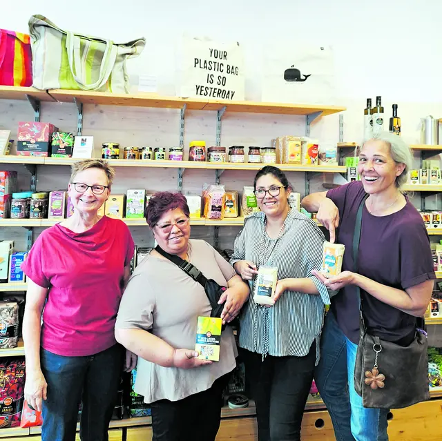 Águeda Colque und Lenny Epinoza aus Bolivien im Weltladen in Horn mit Michaela Spritzendorfer-Ehrenhauser vom Welthaus der Diözese St. Pölten (re.) und Weltladen-Geschäftsführerin Veronika Stock (li.).  | Foto: zVg