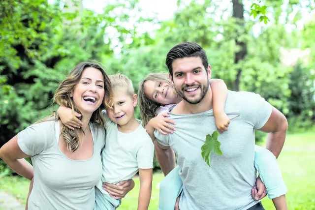 Eine glückliche Familie | Foto: drubig-photo /Adobe