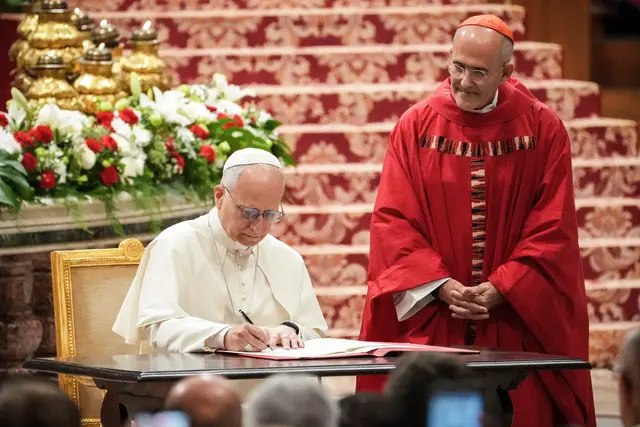 Fertiggeschrieben. Papst Leos erste Enzyklika handelt von der Bewahrung menschlicher Würde im Zeitalter Künstlicher Intelligenz und fragt nach deren Auswirkungen. | Foto: KNA