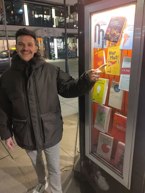 Stephan Siggs neuestes Buch „Nur Mut“ hat es heuer im Februar auf Platz 1 in der Kategorie „Young Adult“ der Buchhandlungen in Österreich geschafft.