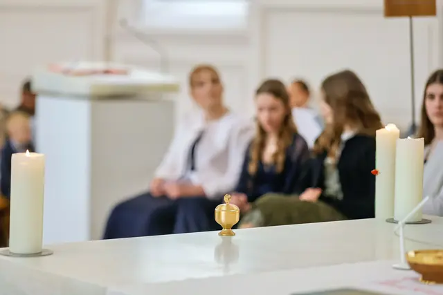 „Sei besiegelt durch die Gabe Gottes, den Heiligen Geist.“ Begleitet von diesen Worten wird die Stirn der oder des zu Firmenden mit dem Chrisam (Mitte) gesalbt. Das mit duftenden Balsamharzen versetzte Olivenöl war einst Königen vorbehalten – ChristInnen glauben: Jeder Mensch ist königlich. | Foto: Neuhold