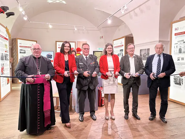 Schlaining. Anlässlich des Weltrotkreuztages sowie des 80-jährigen Bestehens des Roten Kreuzes Burgenland fand auf Burg Schlaining ein Festakt statt, in dessen Rahmen die Sonderausstellung „80 Jahre Rotes Kreuz Burgenland“ von Landtagspräsidentin Astrid Eisenkopf (2. v. l), RK-Burgenland-Präsident Werner Krischka (3. v. l.) und Kreisdechant Franz Brei eröffnet wurde.