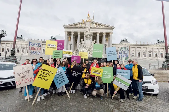 Aktion vor dem Parlament für Verbesserungen bei der Pflege.  | Foto: Hilfswerk Österreich / APA-Fotoservice / Richard Tanzer
