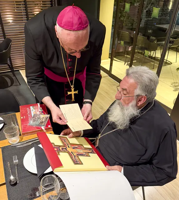 Bischof Ägidius überreicht an Erzbischof Eugenios II. ein Kreuz in der Tradition des hl. Franz von Assisi. | Foto: P. Adalbert Gáspár OSB