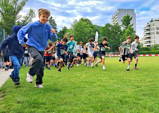 Bis Oktober können Schulen am youngCaritas-Laufwunder teilnehmen und ein Zeichen für Solidarität und Zusammenhalt setzen.  | Foto:  Caritas/Streif