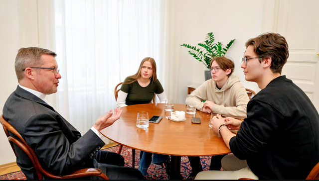 Weihbischof Johannes Freitag (l.) ist am 11. Juni Gast im Café Global.  | Foto: Stefan Pajman/KLZ