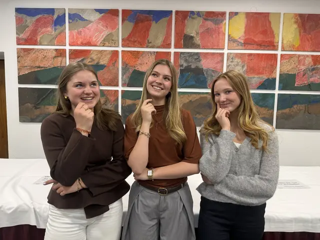 Karoline Pöll, Laura Steindl und Johanna Pfusterschmid sind die besten drei Essayistinnen. | Foto: Patricia Harant-Schagerl