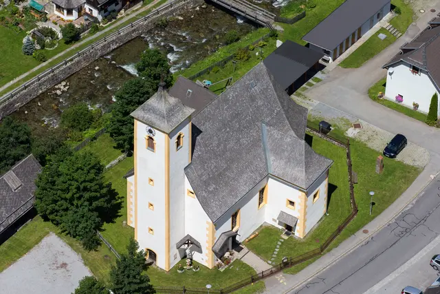 Mittendrin seit drei Jahrhunderten: die Pfarrkirche Turrach. Der gleichnamige Ort liegt auf 1300 Metern Seehöhe. Bis ins 19. Jahrhundert wurde in den Bergen im steirisch-kärntnerischen Grenzgebiet Bergbau betrieben und Eisenerz abgebaut. | Foto: Harry Schiffer Photodesign
