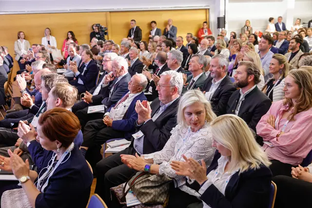 Großes Interesse am diesjährigen Pfingstdialog auf Schloss Seggau: Über EUROPA(s)STÄRKEN diskutierten Menschen auf dem Podium und im Plenum. Seit mehr als 20 Jahren dienen die Pfingstdialoge der Standortbestimmung Europas und den sich daraus ergebenden Perspektiven. | Foto: Neuhold