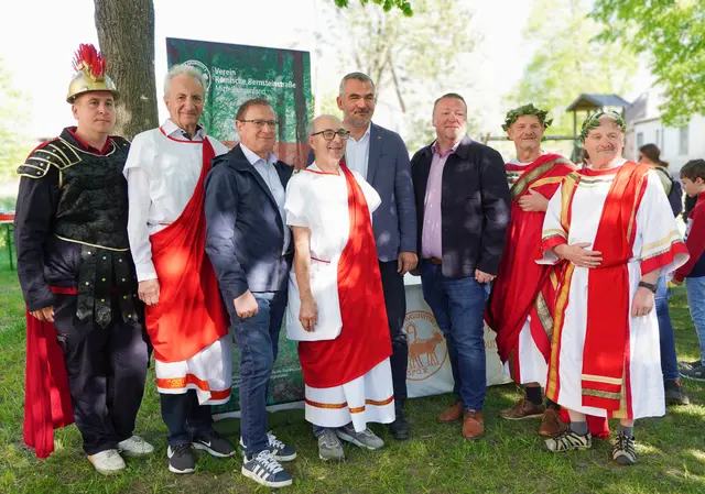 Strebersdorf. 300 Besucher erfreuten sich bei der Römerwanderung entlang der historischen Trasse der Bernsteinstraße.