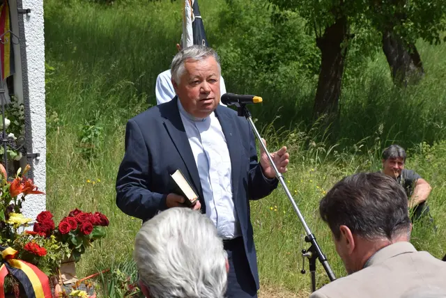 Pfarrer P. Hermann Sandberger bei einer Gedenkveranstaltung in Eisenreichdornach bei Amstetten.