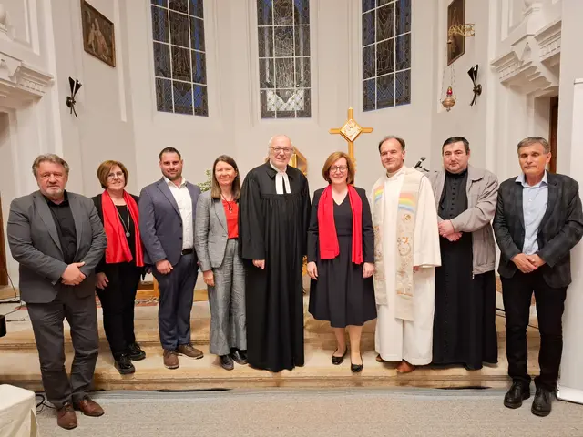Inzenhof. Das ökumenische Nachtgebet mit Stadtpfarrer Gabriel Kozuch (3. v. r.) und Bischof i.R. Michael Bünker (5. v. r.), stand unter dem Leitwort „Selig, die Frieden stiften“.