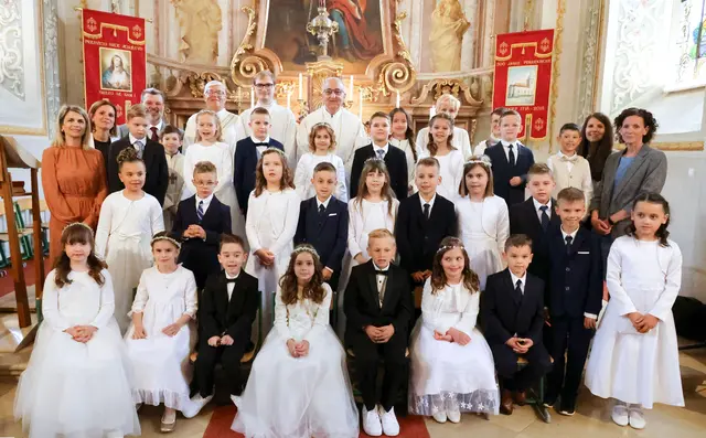 Parndorf. 25 Kinder empfingen in der Pfarrkirche zum hl. Ladislaus zum ersten Mal den Leib Christi. Gespendet wurde den Kindern das Sakrament der hl. Erstkommunion durch Pfarrer Franz Borenitsch, und am Nachmittag erteilte ihnen Diakon Friedrich Bohnenstingl den Erstkommunionssegen.