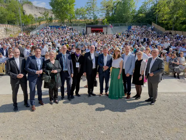Bischof Ägidius, zahlreiche VIPs und eine kaum überblickbare Menge an weiteren Besuchern der Premiere.  | Foto: Franz Josef Rupprecht
