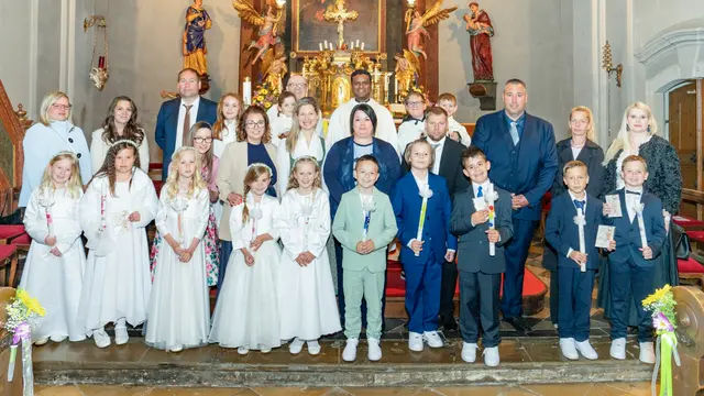 Steinberg. Pater Sebastian Kumar Prem und Diakon Stefan Guczogi feierten mit den zehn Erstkommunionskindern und deren Eltern und Paten den Gottesdienst.