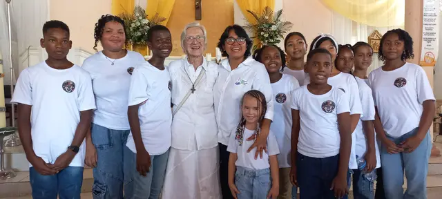 Ein großes Herz hat aufgehört zu schlagen. Schwester Margaretha Moises (3. v. l.) starb am 29. Mai in ihrer Wahlheimat Kolumbien. 
Die Salzburgerin wurde 1982 mit dem Romero- Preis der Katholischen Männerbewegung ausgezeichnet, war Trägerin des Großen Verdienstzeichens des Landes Salzburg und des Rupert-und-Virgil-Ordens für verdiente Ehrenamtliche.   | Foto: Steiener
