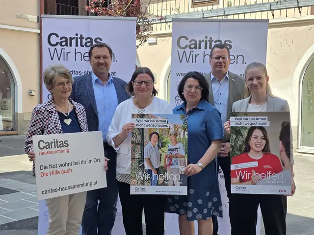 Die Caritas startet die Haussammlung 2026: v. l.: Haussammlerin Anna Hauer, Hannes Ziselsberger, Direktor der Caritas der Diözese St. Pölten, Christa Herzberger, Leitung PfarrCaritas, Haussammlerin Drazenka Meissl, Christoph Riedl, Generalsekretär der Caritas der Diözese St. Pölten, Tamara Majnek, Armutsexpertin und Fachbereichsleiterin Caritas Inlandshilfe. 