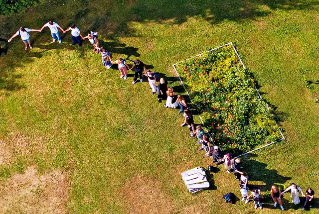 SchülerInnen bildeten am Gelände des BORG Dreierschützengasse eine Menschenkette. | Foto: Neuhold, 23. Juni 2025