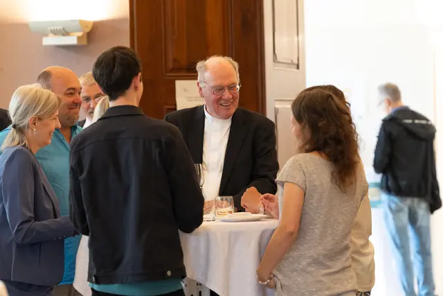 Nach dem Gottesdienst kam Bischof Alois Schwarz mit vielen Followern ins Gespräch. | Foto: Diözese St. Pölten