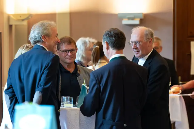 Nach dem Gottesdienst kam Bischof Alois Schwarz mit vielen Followern ins Gespräch. Darunter mit Sepp Eppensteiner, Vorsitzendem der Diözesan-Sportgemeinschaft und Franz Kropik, mehrfacher Welt- und Europameister der Senioren in der Disziplin Gehen. | Foto: Diözese St. Pölten