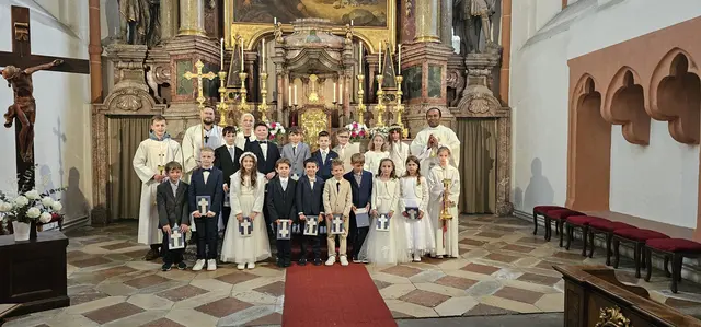 Am Christi Himmelfahrtstag empfingen in der Pfarre Tulln-St. Stephan 16 Kinder zum ersten Mal die Hl. Kommunion. Das Fest und die Vorbereitung standen unter dem Motto "Ich bin das Licht der Welt".  | Foto: zVg