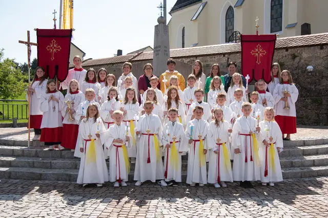 „Gottes Liebe ist wie die Sonne“ – so sangen die 24 Erstkommunionkinder am Pfingstmontag in der Pfarre Biberbach voller Begeisterung und die Sonne strahlte dabei mit ihnen um die Wette. | Foto: Gregor Leitner