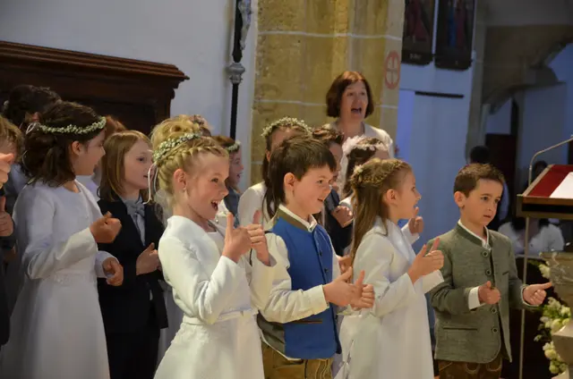 „Jesus lebt! Er ist mitten unter uns!“ Mit großer Freude und Begeisterung feierten 37 Kinder  der Pfarre Ybbsitz das Fest ihrer Erstkommunion.
 | Foto: zVg