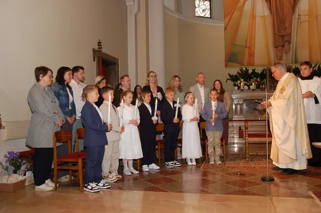 Acht Kinder der Volksschule Preinsbacher Straße in Amstetten empfingen das Sakrament des Altares. Pfarrer P. Hermann Sandberger ging in der Predigt auf die Eucharistie ein und verglich sie mit einem Schatz.  | Foto: zVg