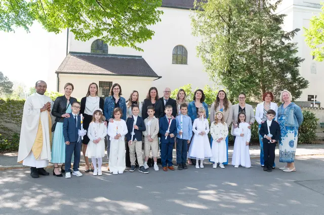 Am 25. April feierten wir in Langenlebarn ein wunderbares Fest des Glaubens: Elf Kinder empfingen in der festlich geschmückten Kirche St. Helena zum ersten Mal die heilige Kommunion. | Foto: zVg