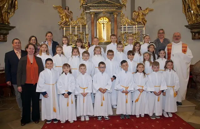 26 Kinder der Pfarre Sindelburg empfingen zu Christi Himmelfahrt ihre erste Hl. Kommunion! Vorbereitet unter dem Motto „Jesus – Unser Freund“ erfuhren sie, wie eine gute Freundschaft und Gemeinschaft, besonders auch durch die Begegnung mit Jesus trägt und hält. | Foto: zVg