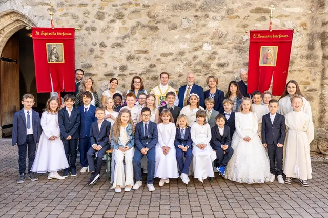 Am 18. April feierten 21 Mädchen und Buben der 2. Klasse in Rabenstein ihre Erstkommunion unter dem Motto „Du, unsere Mitte“.  | Foto: zVg