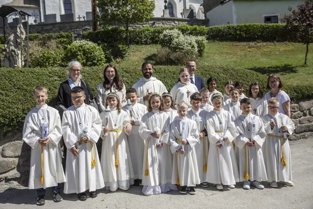 Die 13 Erstkommunionkinder der Pfarre Harmanschlag mit Pfarrmoderator Shinoj Thundathil. | Foto: zVg