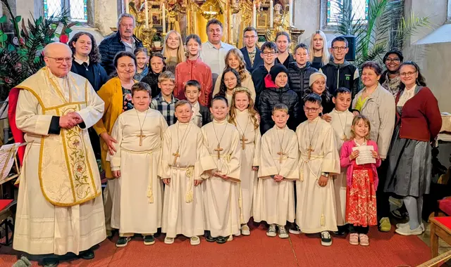 Die Erstkommunion-Kinder der Pfarre Theras mit Pfarrer Grülnberger, dem Kinderchor und den Musikern: Freude aller Beteiligten und das zur Ehre Gottes!  | Foto: zVg