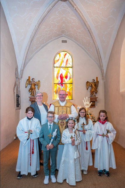 In der Pfarrkirche Eibenstein im Pfarrverband Mährische Thaya empfingen Elias Zotter und Verena Kapinus die Erstkommunion. Mit am Bil: Klassenlehrerin Margit Hartl, Pfarrer Pius Ulrich, Ministrantinnen Lisa Pfabigan, Melanie Waitz und Julia Kreppenhofer. | Foto: zVg