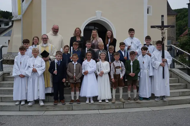 12 Kinder feierten in der Pfarre Reinsberg mit ihren Familien, Paten und der Pfarrgemeinde unter dem Motto "Du bist ein Ton in Gottes Melodie" und durften das erste Mal das Sakrament der Eucharistie empfangen.  | Foto: zVg
