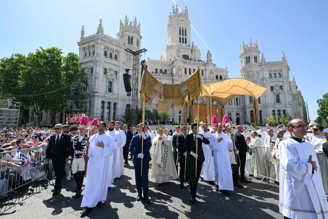 30.000 gelbe und weiße Nelken schmückten den Weg der Fronleichnamsprozession, die Papst Leo XIV. am 7. Juni nach seiner Messe vor dem Madrider Rathaus anführte; Hunderttausende begleiteten den Umzug. | Foto: KNA