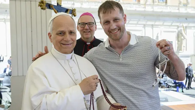 Der Wiener Musiker Philipp Michalitsch (r.) traf Papst Leo XIV. – dieser segnete ihn für seine Arbeit mit Jugendlichen. | Foto: Vatican Media