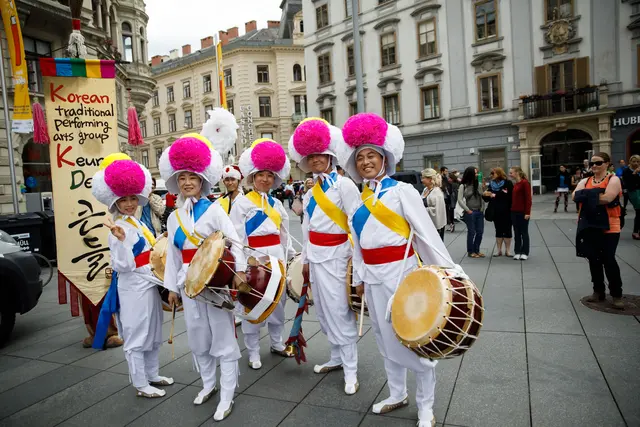 Traditionelle koreanische Folklore- und Tanzgruppe beim Diözesanjubiläum in Graz 2018.
