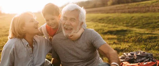 Oma-Opa-Dienst. Um Familien in der Kinderbetreuung zu unterstützen, bietet der Katholische Familienverband Steiermark auch die Vermittlung von Leihomas und Leihopas an. | Foto: iStock