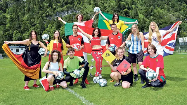 Auch die Modeschule Ebensee ist im Fußball-WM-Fieber und hat eine eigene Fankollektion entworfen.  | Foto: Hörmandinger